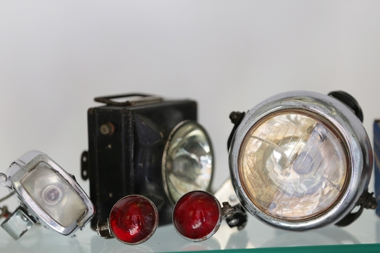 Retro- Scheinwerfer und Rückleuchten in verschiedenen Ausführungen.