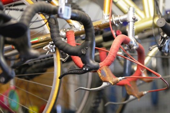 Detailaufnahme zweier Retro Rennrad-Lenker