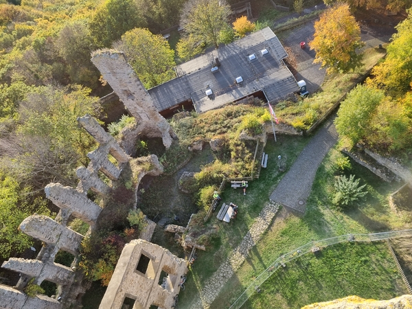 Eine Aufnahme von oben von einer Burgruine
