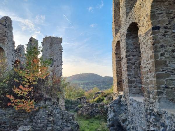 Eine Nahufnahme von einer Burgruine
