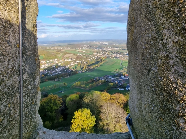 Eine Aufnahme von oben auf eine ländliche Landschaft