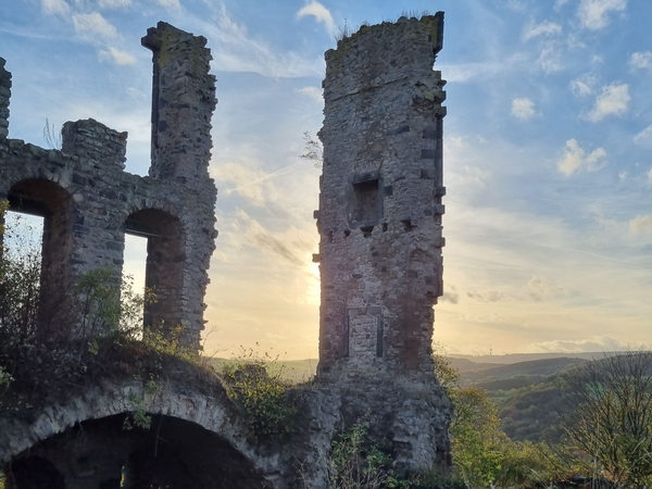 Eine Nahufnahme von einer Burgruine im Abendlicht