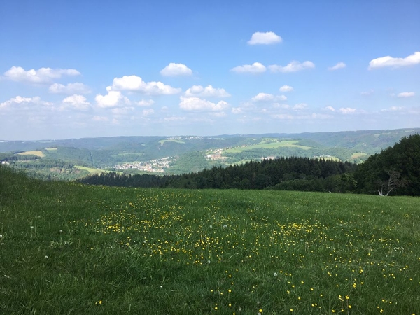 Ein Landschaftsausblick auf mehrere Hügel und den Horizont.