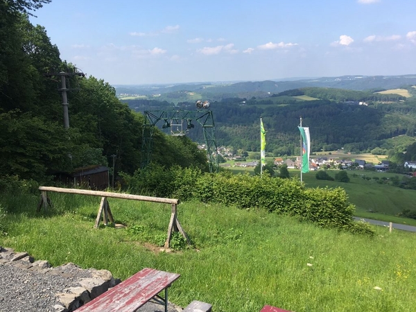 Eine Aufnahme von roten Bänken und einer Aussicht auf ein Tal