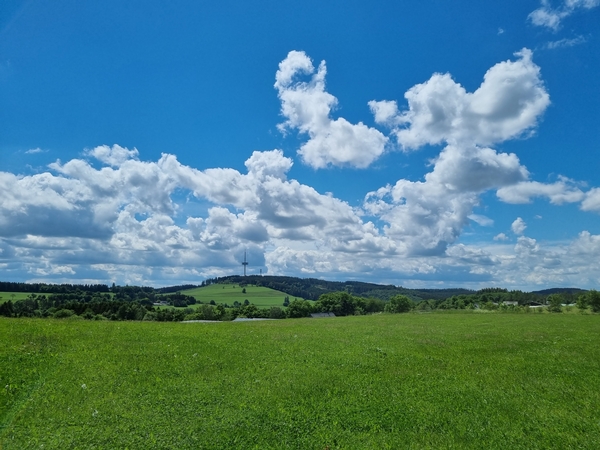 Eine Aufnahme von einem Feld und blauem Himmel