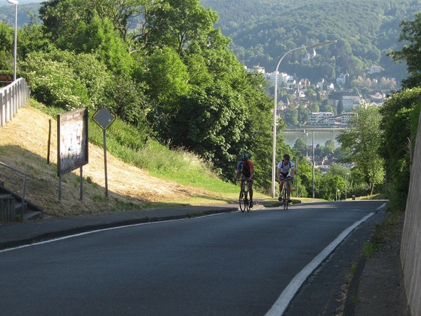 Zwei Radfahrer fahren eine Straße hinauf.