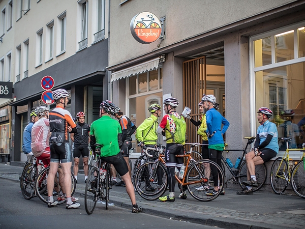 Mehrere Fahrradfahrer stehen von klingeling.