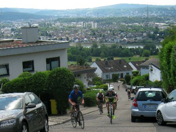 Mehrere Fahrradfahrer fahren eine Straße entlang.