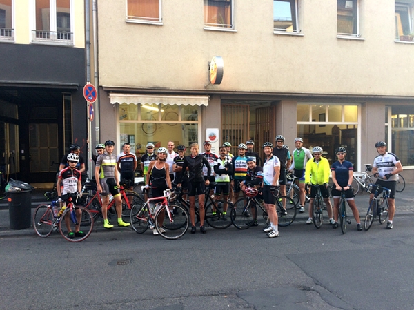 Mehrere Fahrradfahrer stehen vor klingeling.