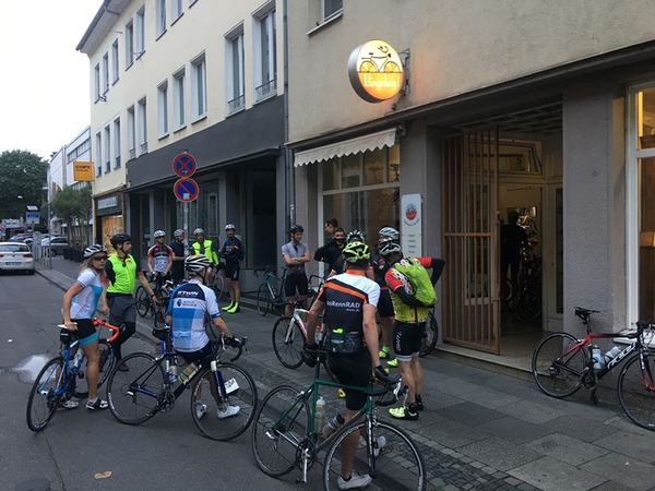 Mehrere Fahrradfahrer stehen vor klingeling.