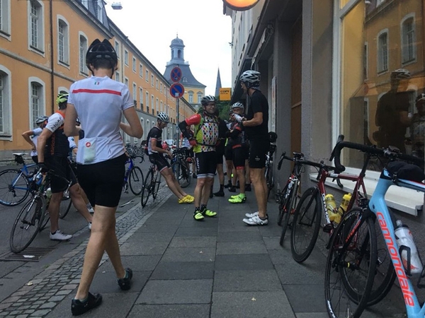 Mehrere Fahrradfahrer stehen vor klingeling.