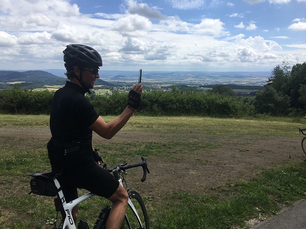Ein Fahrradfahrer macht ein Foto in der Natur.