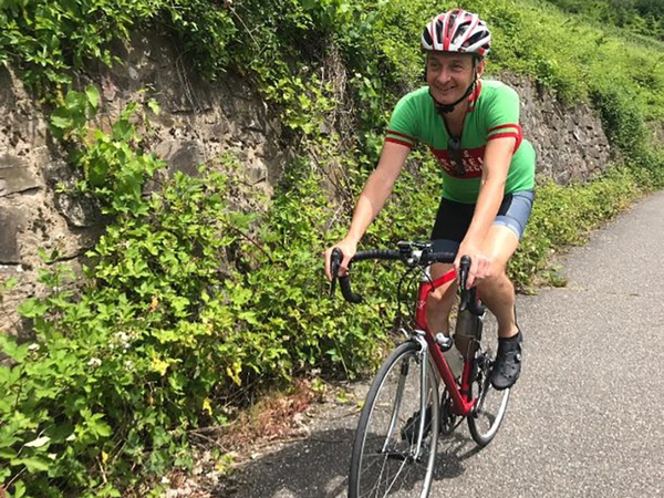 Ein Fahrradfahrer fährt eine Straße in der Natur entlang, Bild von Daniel Blumentrath.