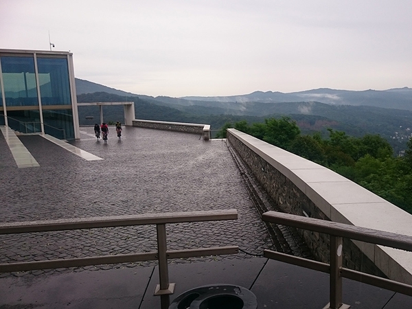Ein Ausblick auf eine gebirgige Landschaft.