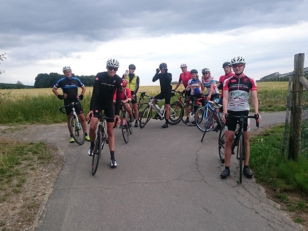 Mehrere Fahrradfahrer posieren für ein Foto.