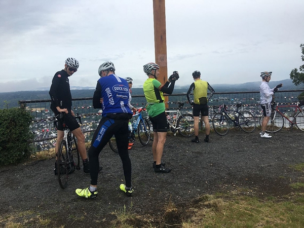 Mehrere Fahrradfahrer pausieren und machen Fotos.
