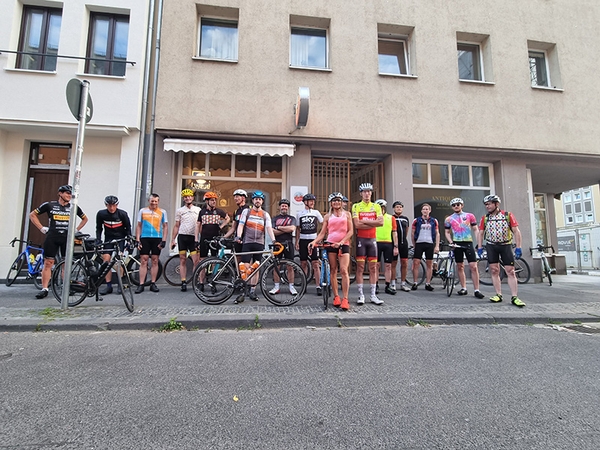 Mehrere Fahrradfahrer posieren für ein Foto vor klingeling.