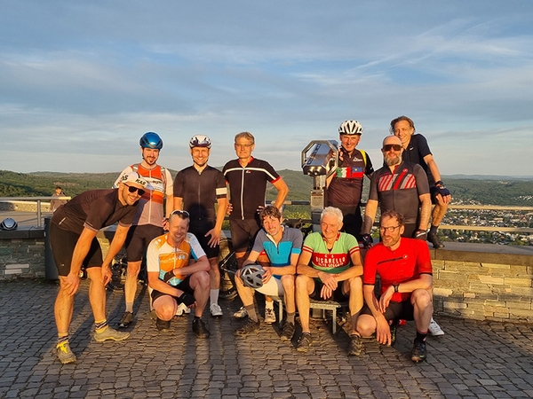 Mehrere Fahrradfahre posieren für ein Foto.