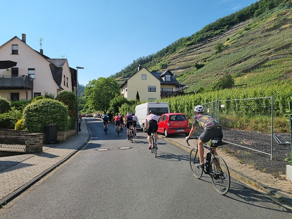 Mehrere Fahrradfahrer fahren eine Straße entlang.