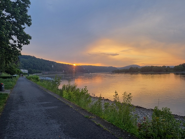 Ein Ausblick auf den Rhein beim Sonnenuntergang.