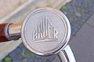 Eine Klingel mit der Aufschrift Bauer