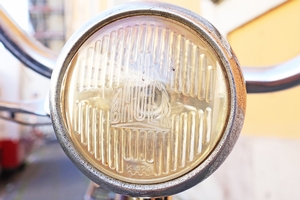 Eine Original Fahrradlampe der Marke Bauer.
